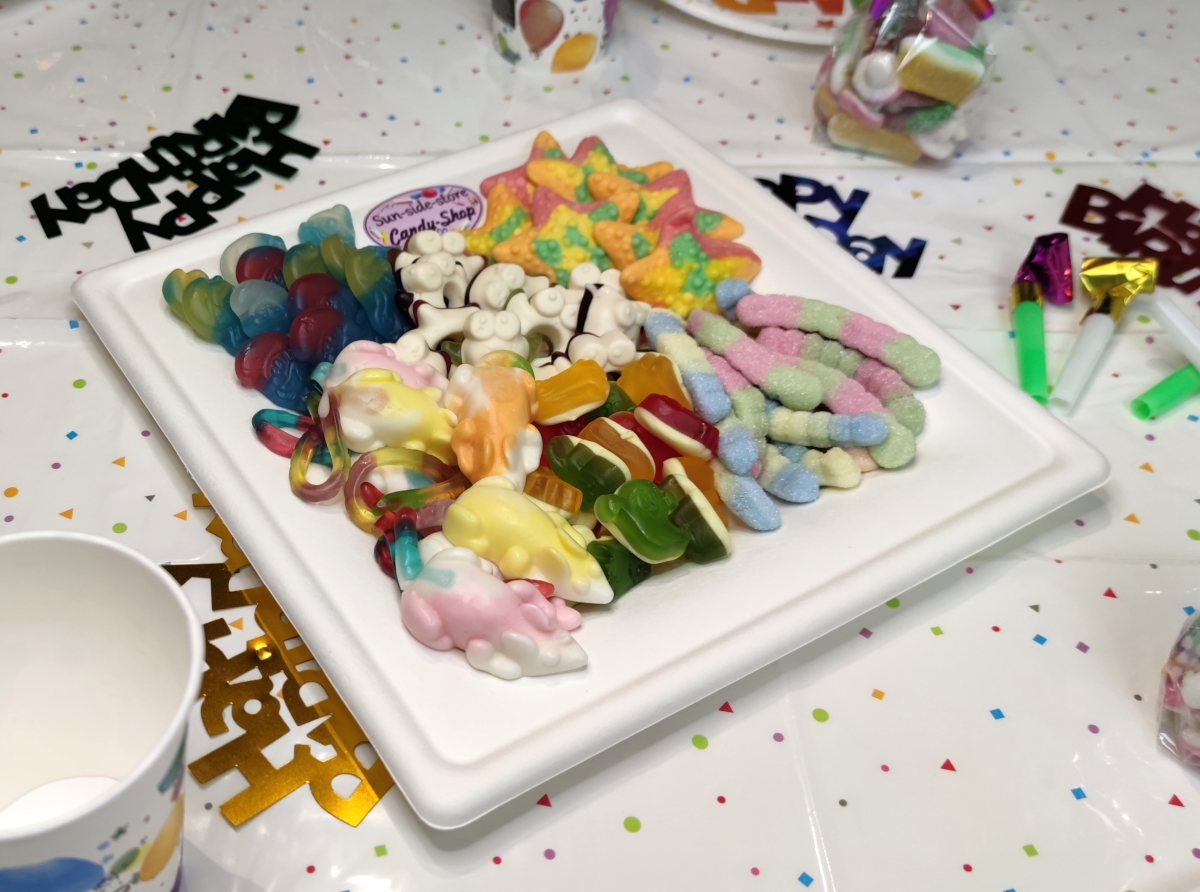 Unsere große Süßigkeitenplatte ist der absolute Hingucker auf ihrer Kindergeburtstagsfeier. Die leckerste Tischdeko die Kinderaugen zum leuchten bringen